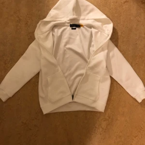  Zip up hoodie  - De är en vit polo hoodie size M, har använt den runt 2-3 gånger, kan skicka ut den från min adress eller så kan du komma och hämta up den, man kan diskutera om prisvärdet.