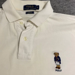 Polo bear piké - Säljer denna feta Polo Ralph Lauren pikén med den klassiska broderade björnen på bröstet. Den är i perfekt skick och storlek S. Skriv vid frågor eller intresse!