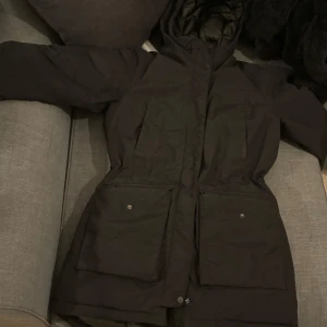 Figursydd jacka  - Jacka från Everest som ger en fin form då den är figursydd för kvinnor. Den har två mindre fickor vid brösten med varmare tyg så att du kan värma sina händer. 