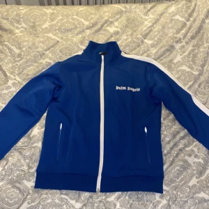 Palm Angels Kofta (Blå) - Blå Palm Angels kofta 699kr✅ Storlek S. Fråga för fler bilder eller funderingar🔥✅