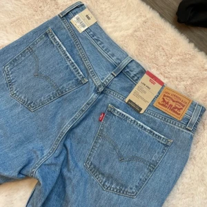 Levi's Low Pro Straight Jeans - Snygga blå Levi's Low Pro Straight jeans med klassisk femficksdesign. De har en rak passform och är tillverkade i slitstarkt denim. Perfekta för en avslappnad stil. Alldrig använd!