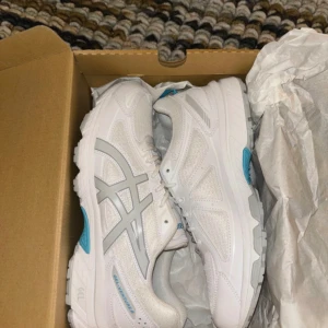 Asics  - Säljer ett par helt nya och oanvända Asics i storlek Eu 42.5