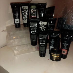 Set med olika nagelprodukter - Ett set med flera nagelprodukter inklusive poly gel från Mobray i olika färger och en top coat från Meetnail, och tre lådor med lös naglar och tippar .Perfekt för att skapa egna nageldesigner hemma. skriv för mer bilder på naglarna osv:)