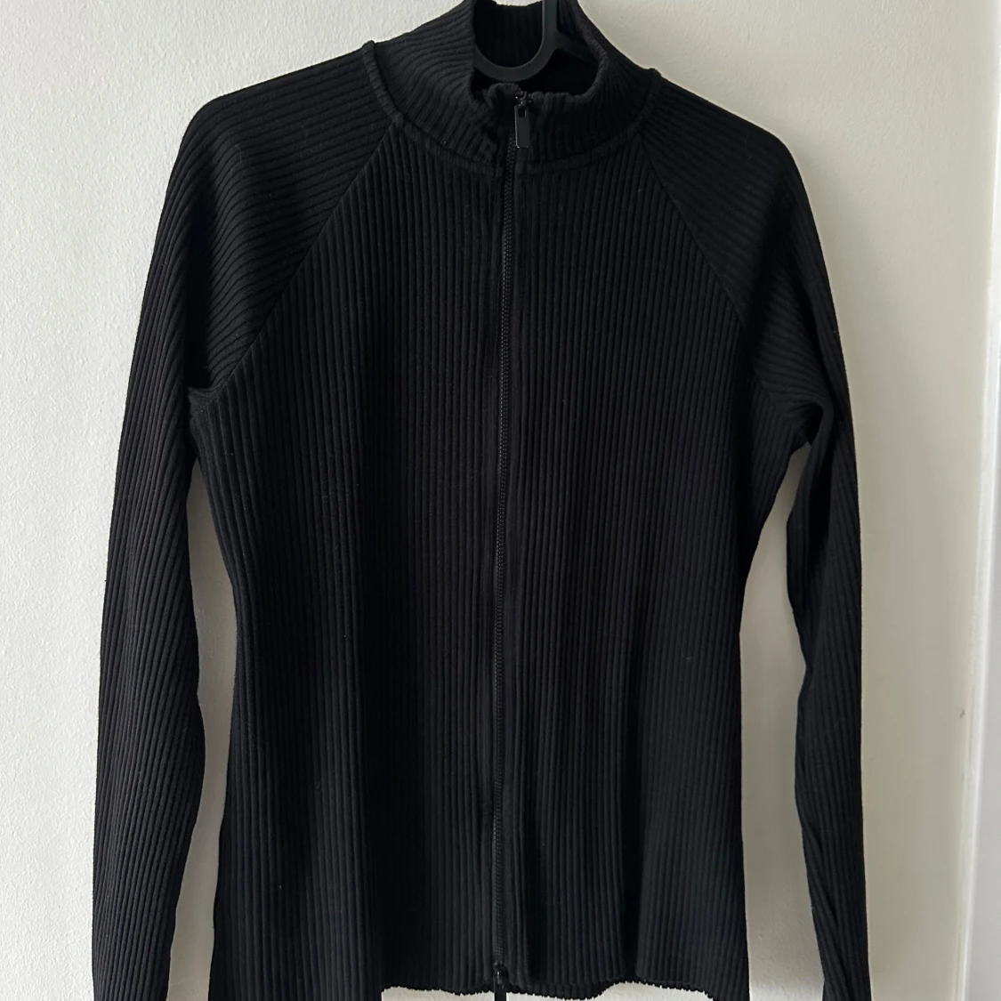 Svart ribbad tröja med dragkedja