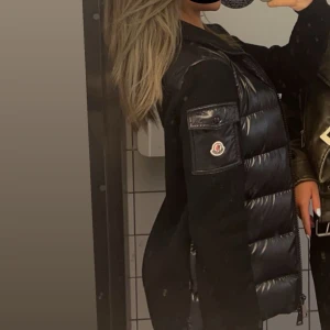 Moncler cardigan dam  - Moncler cardigan köpt 2023 från Mytheresa  Modellen finns ej kvar någonstans  Nypris 8434  Storlek XXS passar XS samt S (stor i strl)  Använd 5 gånger 