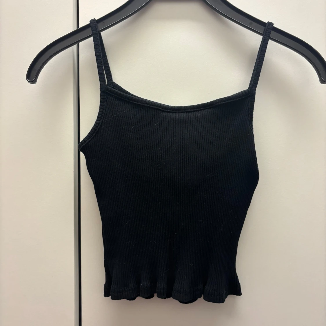 Svart ribbad linnetopp med knappar - 90