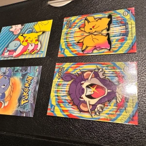 Pokémon samlarkort - Säljer en samling av Pokémon samlarkort från Topps. Korten har färgglada motiv med olika Pokémon-karaktärer, inklusive Pikachu och Wartortle. Perfekt för samlare eller Pokémon-fans! Dessa är lite mer vädra än dom vanliga topps-korten och motiven är mycket snyggare. Passa på! 