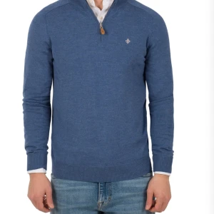 Morris half zip - Säljer en feeeet Morris half zip i storlek XS som är sprillansny använd en gång i skolan och är tvättad 0 gånger. Nypris på denna är 1700. Skriv för mer frågor!