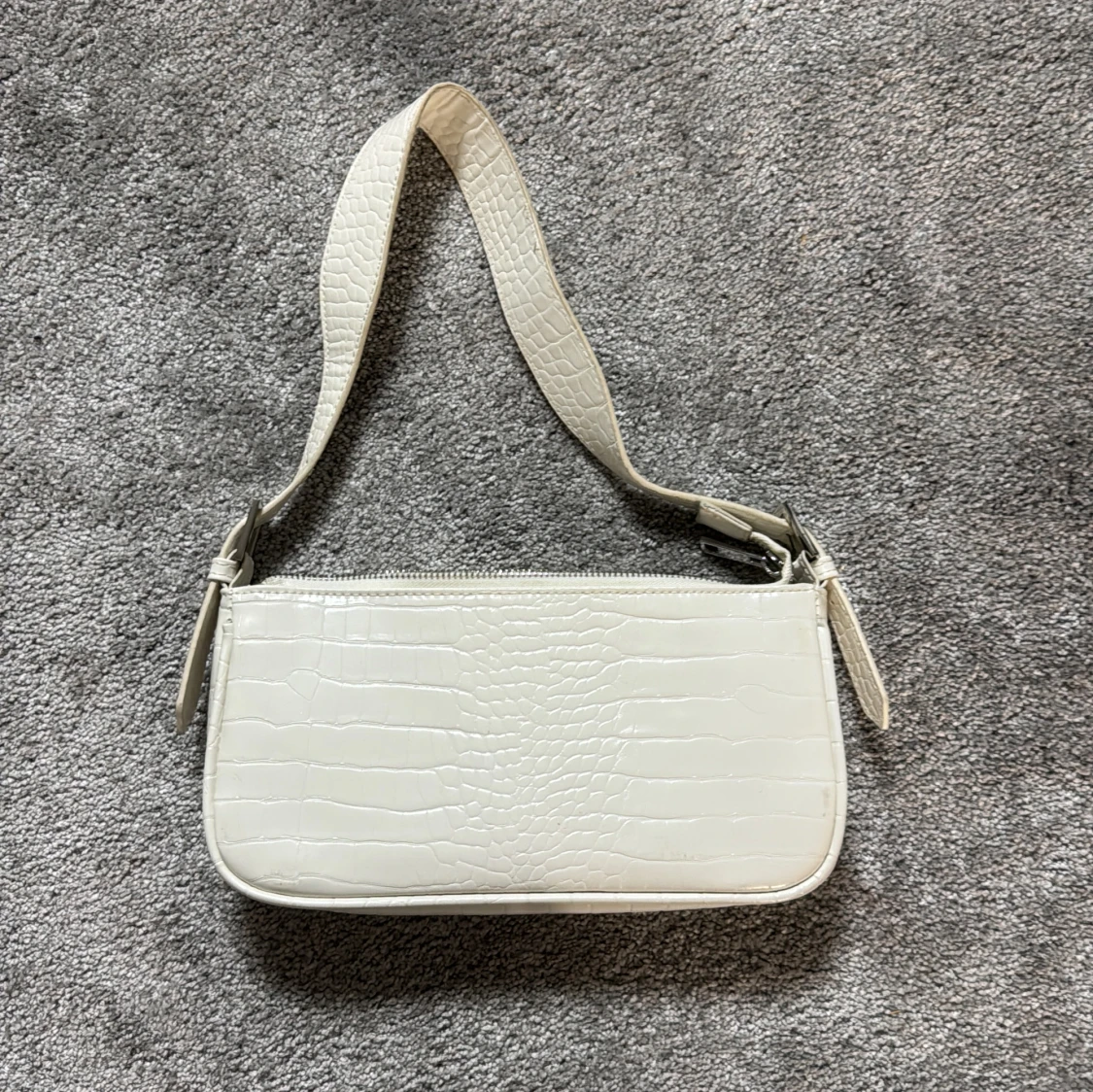 Vit axelväska med krokodilmönster