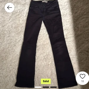 Svarta low bootcut jeans - Jättesnygga jeans från Levi’s köpta här på Plick, säljer då jag fick nya nu i julas❤️storlek w24 L30