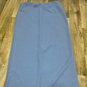 Grå långkjol - Snygg grå långkjol i ett enkelt och stilrent snitt. Perfekt för en minimalistisk look. Priset går att diskuteras 