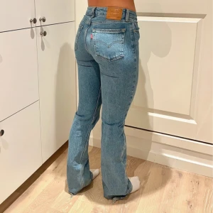 Low Waist Levis Jeans - Säljer dessa lågmidjade bootcut jeans från Levis i modellen Low Pitch Boot❤️ Storlek 24 som motsvarar 32 i eu storlek🥰 Längst ner på jeansen är det litet slitet men inget man märker!!❤️