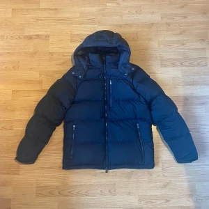 Ralph Lauren Jacka - Riktigt fet Ralph lauren jacka i rätt bra skick, finns några skavanker som jag kan skicka bild på. Färgen är svart/mörkblå. Storlek M. Tveka inte att kontakta vid minsta lilla fundering. Pris går att diskuteras
