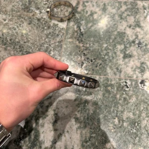 Valentino armband  - Ett unikt valentino armband i färgen navy och silver! Endast armband medföljer!