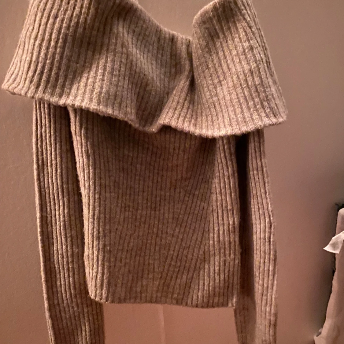 Beige ribbad offshoulder-tröja - 90