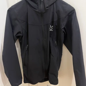 Svart vindjacka från Haglöfs - Snygg vindjacka från haglöfs i storlek S-XS