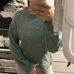 Grön tröja med pärlor - Supersöt stickad tröja med pärlor🥰