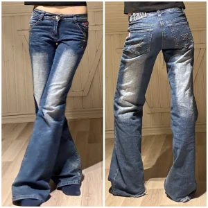 Jättesnygga lågmidjade jeans  - Jättesnygga lågmidjade jeans från märket dragonking! De är i mycket bra skick och är endast slitna längst ner på jeansen på baksidan, vilket inte syns när man har på sig dem! Midjemått:35cm Innerbenslängd: 83cm