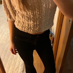 Beige stickad tröja med pärlor - Såå söt topp🩷