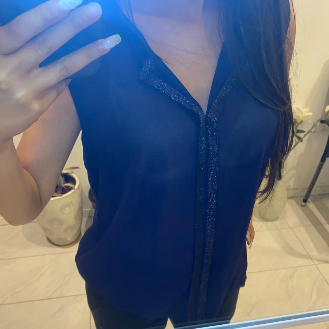 Mörkblå ärmlös blus med glittrig detalj - 91