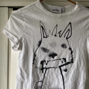 Tshirt med figur - Vit T-shirt i bra skick förutom en liten fläck längst ner. Vet inte om den går bort i tvätten. Passar xs