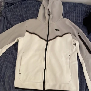 Vit och grå Nike tech fleece  - Knappt använd väldigt fint skick