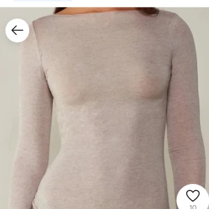 Beige intimissimi tröja - Snygg beige intimissimi tröja i strl s, säljer då jag inte använder den längre 💘har en i blå också som jag säljer i s!! Hör av er vid frågor 🌟köp 1 för 200 eller båda för 300!