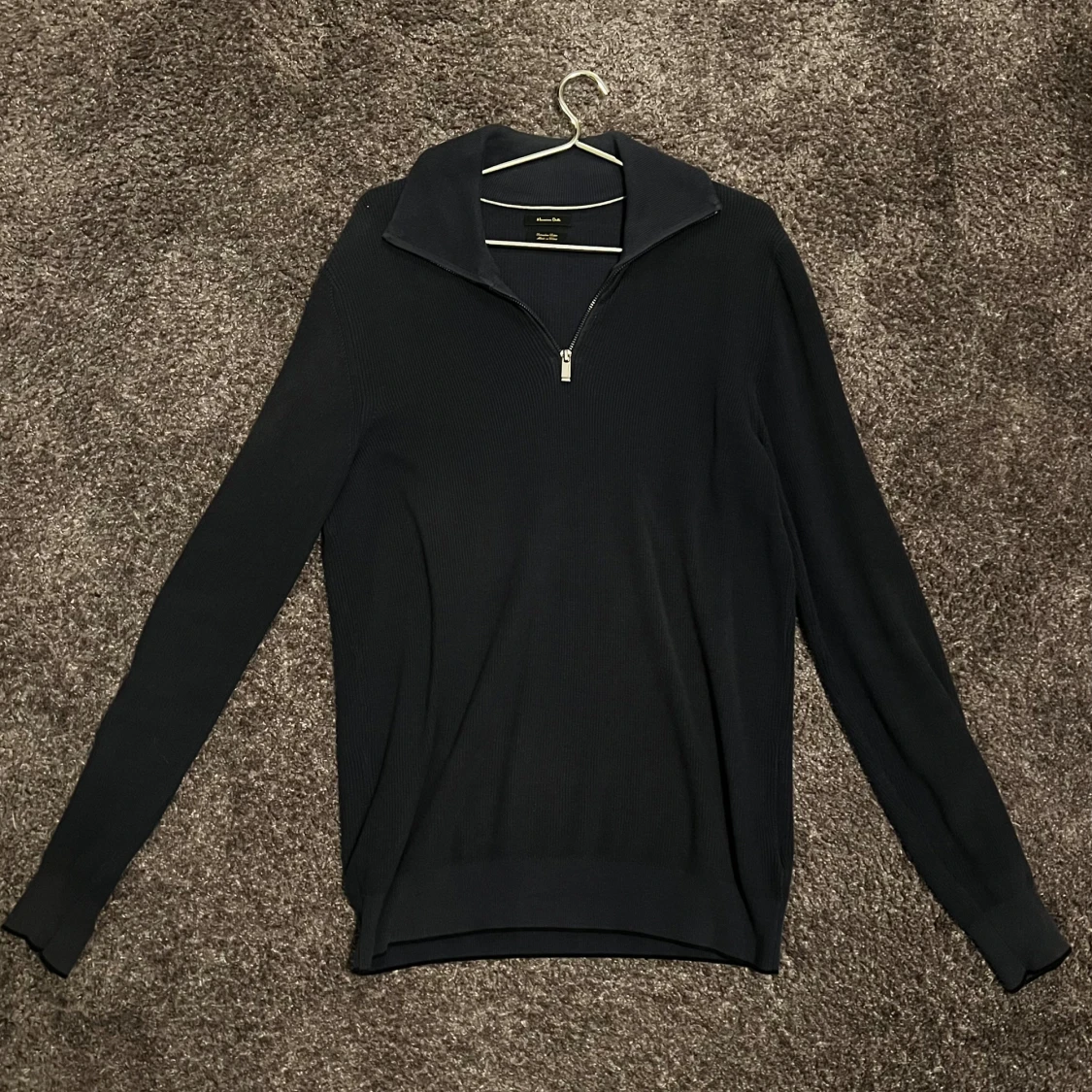 Mörkblå tröja med dragkedja från Massimo dutti.