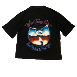 Wu-Tang Clan t-shirt - Cool svart t-shirt från Bershka med stort Wu-Tang Clan-tryck på framsidan och ett stort text tryck på baksidan. Perfekt för fans av hiphop och streetwear. Den har en oversized passform och är storlek XL men passar även L tycker jag, jag säljer den då den Inge kommer till användning längre.