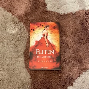 Eliten - Säljer boken 'Eliten' av Kiera Cass, del 2 av serien 'The Selection'. Perfekt för dig som gillar romantik och spänning. Helt ny 