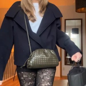 Mörkblå kappa - Jättefin kappa från Gina som inte kommer till användning🥰