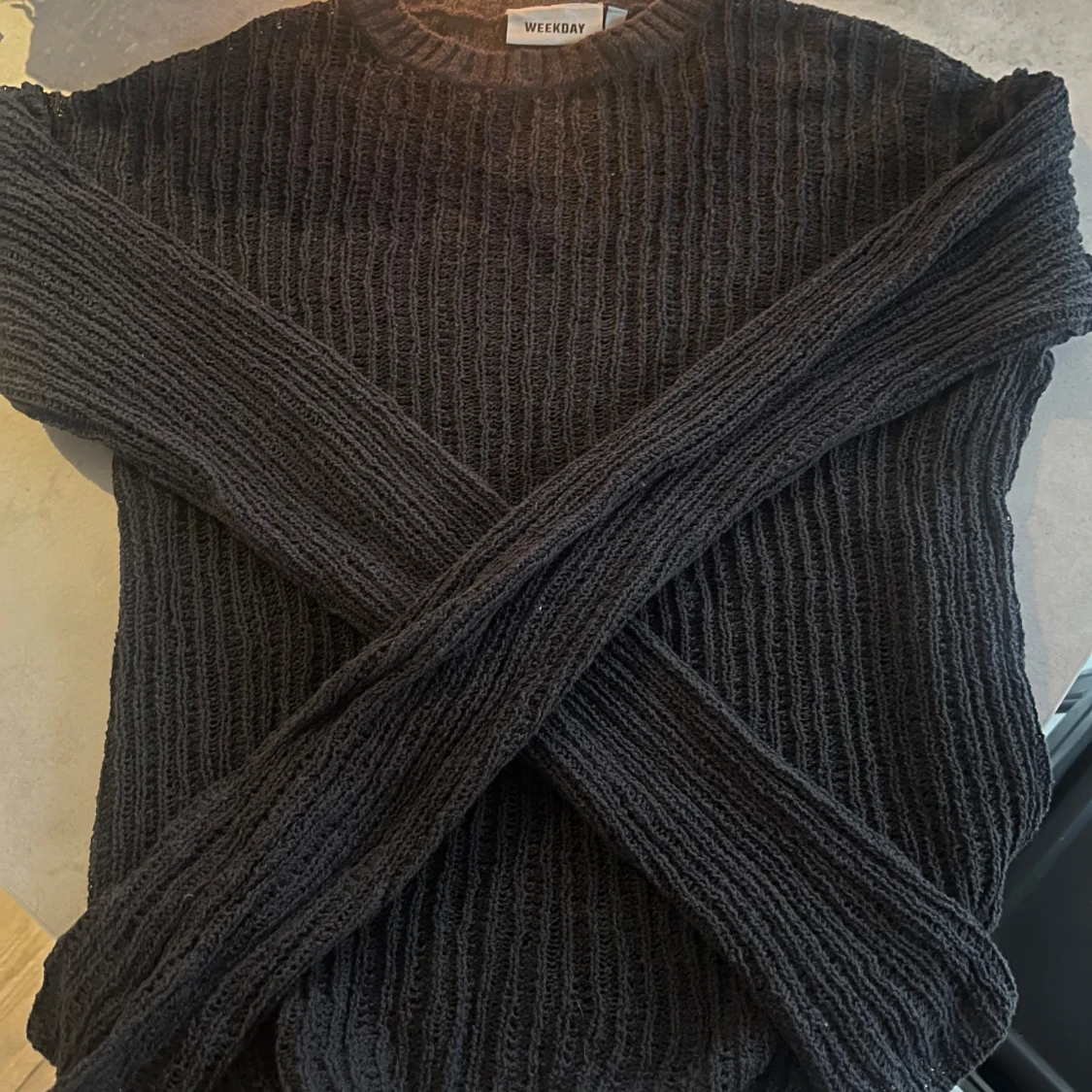 Gråsvart stickad tröja från Weekday - 91