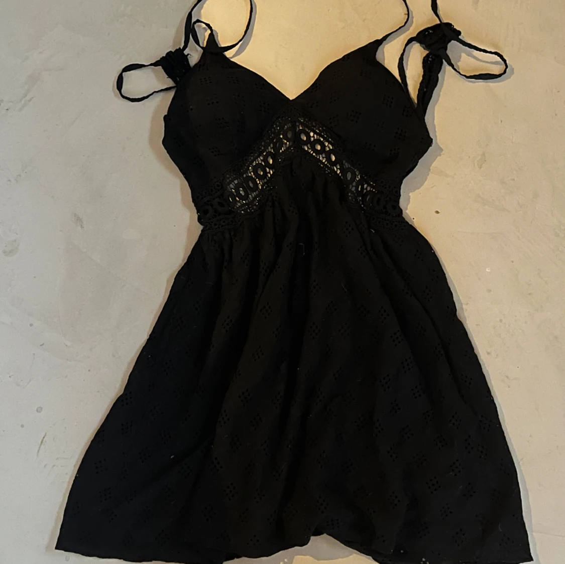 Svart klänning med spetsdetaljer