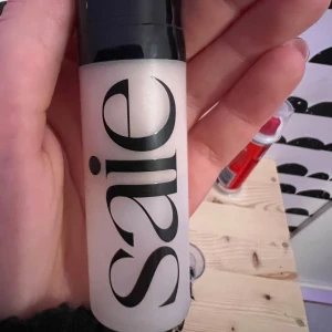 Dewy drops från saie - Denna funkar bra att blanda med en kräm för att få ett fint glow! Ungefär halva är använd🩷