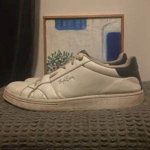 Vita Björn Borg sneakers - Simpla vita sneakers från Björn Borg med mörkblåa detaljer baktill och på plösen, passar storlek 44 och 45. Perfekta för en simpel och avslappnad stil, snörningen går såklart att göra om om man vill. Hälen på båda skor är väldigt slitna och skorna kanske behöver en tvätt, men annars är skicket en stark 8/10. Priset går att diskutera, kontakta mig för fler bilder eller oro 👍👍