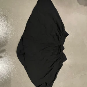 Svart kjol från KappAhl - Snygg svart kjol från KappAhl i som har en kjol design men är ”gömda” shorts, och har en elastisk midja. Skriv privat för fler bilder eller frågor :) 