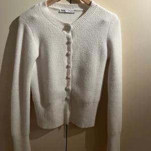 Vit kofta från Zara - En jättefin och supermjuk vit kofta från Zara. Bara använd ett fåtal gånger. Stl s.💗