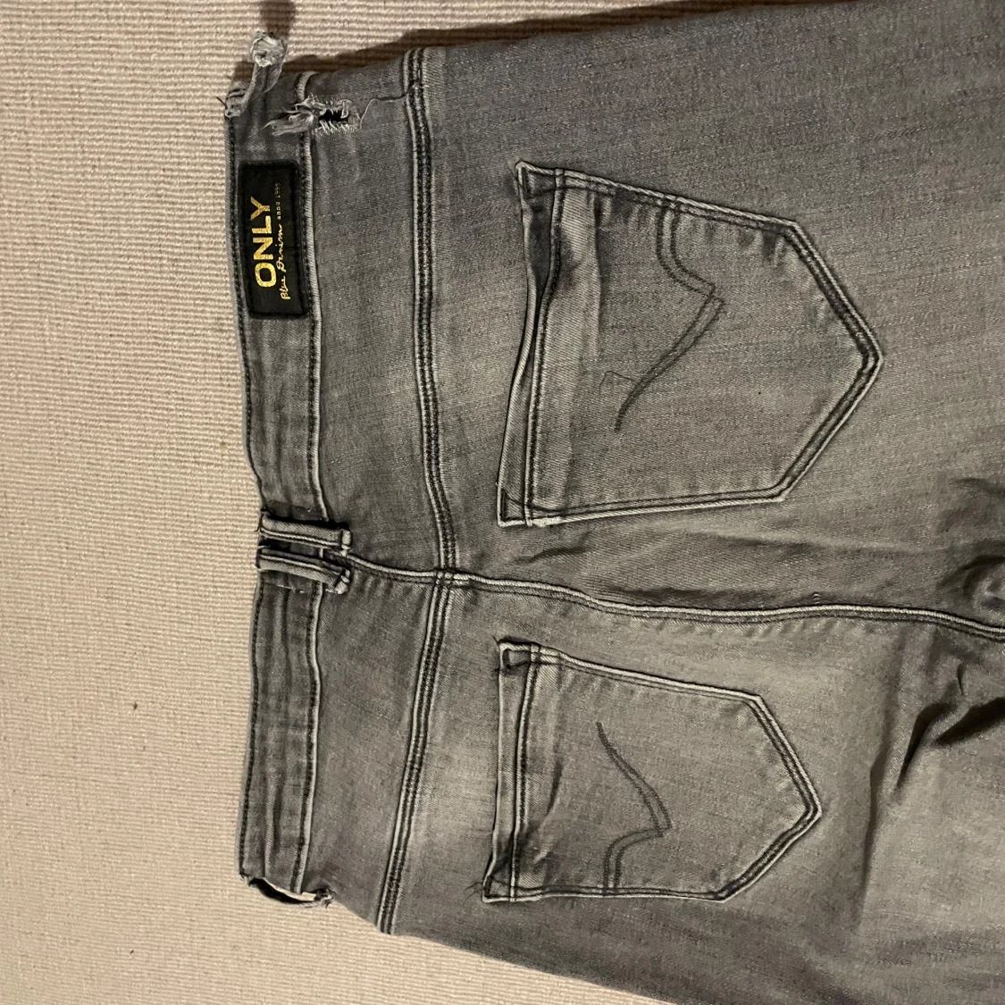 Gråa ONLY jeans - 91