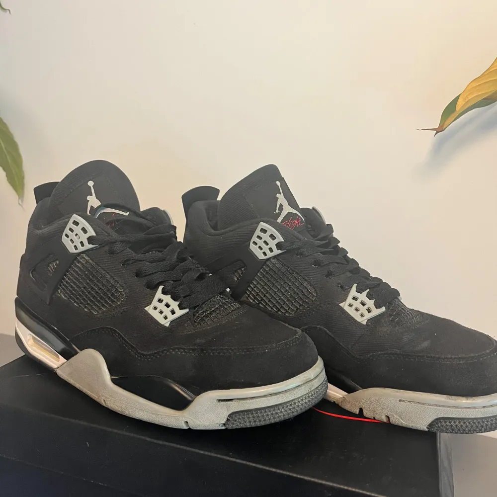 Säljer nu mina Jordan 4 black canvas, då ja har tröttnat på dom lite, men sjukt snygga. Skorna är lite slitna men ändå ganska bra skick! Hör gärna av er om ni har några frågor🙌. Skor.