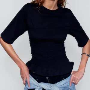 Smockad tshirt från hm  - Slutsåld populär tshirt från H&M. Jättebra skick, använt fåtal gånger. Säljer en likadan i vit💞