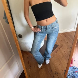 Lågmidjade vintage jeans  - Midjemått( rätt över): 41cm  Inerbenslängd: 80cm   Köp dem via ”KÖP NU” eller Swish  Modellen är 170 cm, inga defekter 💕  