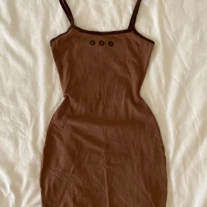 mini klänning  - säljer min klänning som jag använde ganska mycket för ett tag sen men är inte längre min stil. Klänningen är sydd med en curvy form så att man ser lite extra snatched på den. Meddela mig vid frågor eller om ni vill få mer bilder ☀️