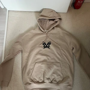 Hoodie - Hoodie från youturn zalando. Ny aldrig använd. Beige med fjäril på bröstet