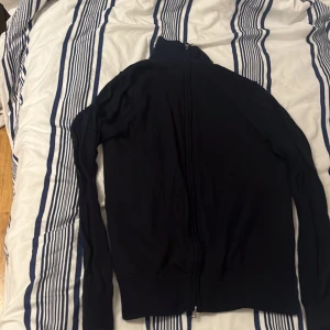 Zip tröja - Riktigt fet zip tröja ifrån These glory days inga defekter överhuvudtaget, storleken är L men passar S