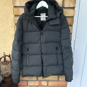 J Lindeberg jacka - Tja säljer denna riktigt feta j Lindeberg vinterjackan som är grå/svart bra skick bortsätt från en liten lagning på ärmen som knappt syns, några små fläckar som går troligen tvättabort hör av vid funderingar! Nypris ca 5 tusen mitt pris 1199kr