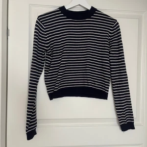 Stickad tröja storlek M - En jätteskön stickad tröja från Pull & Bear. Tröjan är marinblå med vita ränder, välanvänd men bra skick. Storlek M, fast den är väldigt liten, skulle säga Xs/S🌸