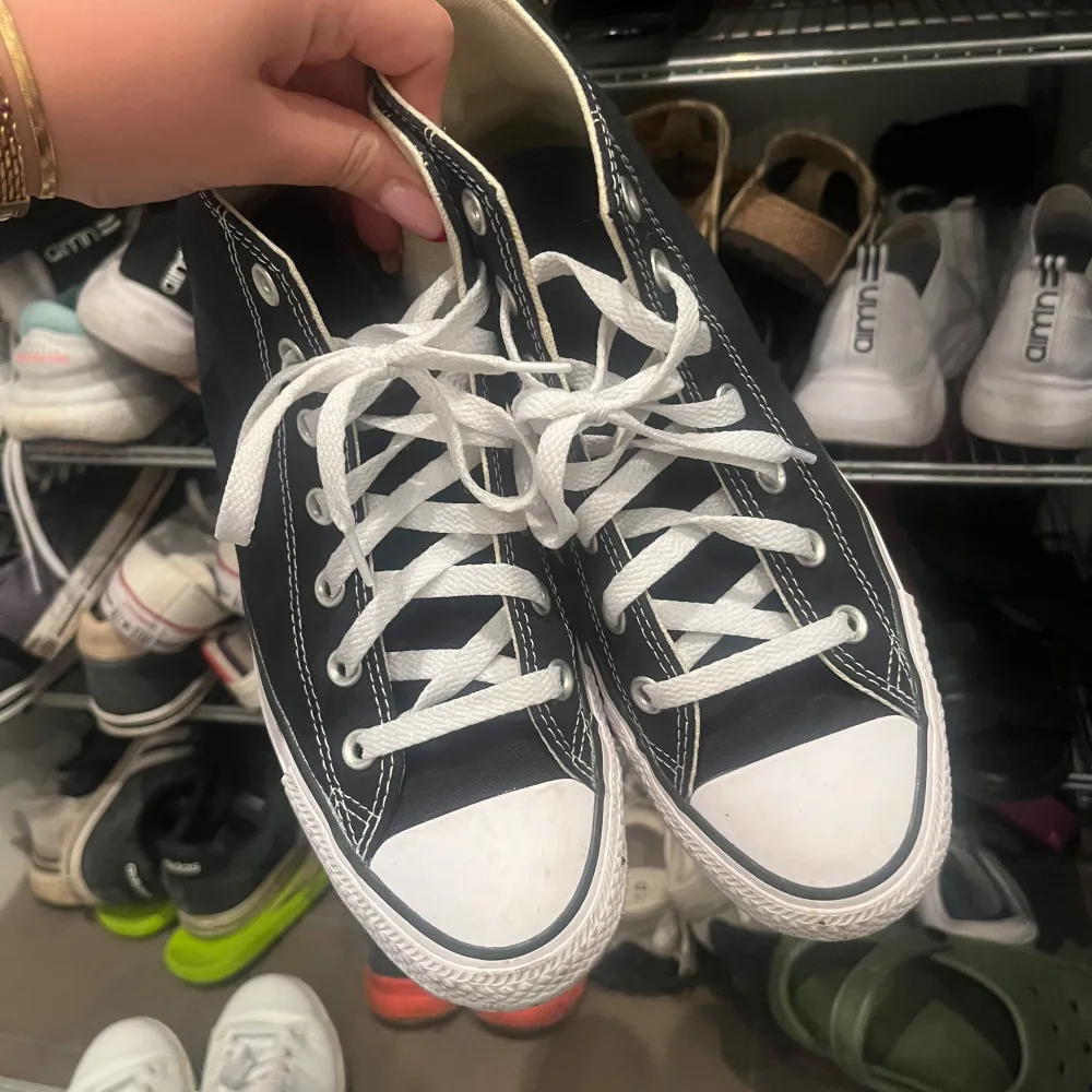 Nästintill nya svarta höga converse. Endast använda 2 ggr. Köpta för 900kr (lånad första bild) skriv för fler bilder. Skor.