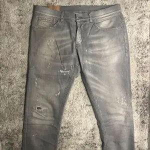 Tjena! Säljer nu ett par tvär feta Dondup Jeans! | Skick 9/10 sjukt bra! | Nypris 3500kr | Mitt pris 1150kr | Kom pm vid frågor eller funderingar! | Postas eller möts upp i Gävle!