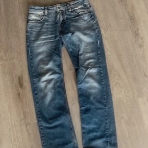 Jeans - Lågmidjade jeans, sitter löst och som straight leg. Kan tänkte mig gå lägre i pris. Fickorna har hål🎀