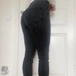 Jeans - Super sköna jeans med extremt mycket stretch i. Är så kallade curve leggings jeans som passar dem flesta kroppstypperna. Använda fåtal gånger eftersom jag föredrar jeans med vidaben.  Pris kan diskuteras!